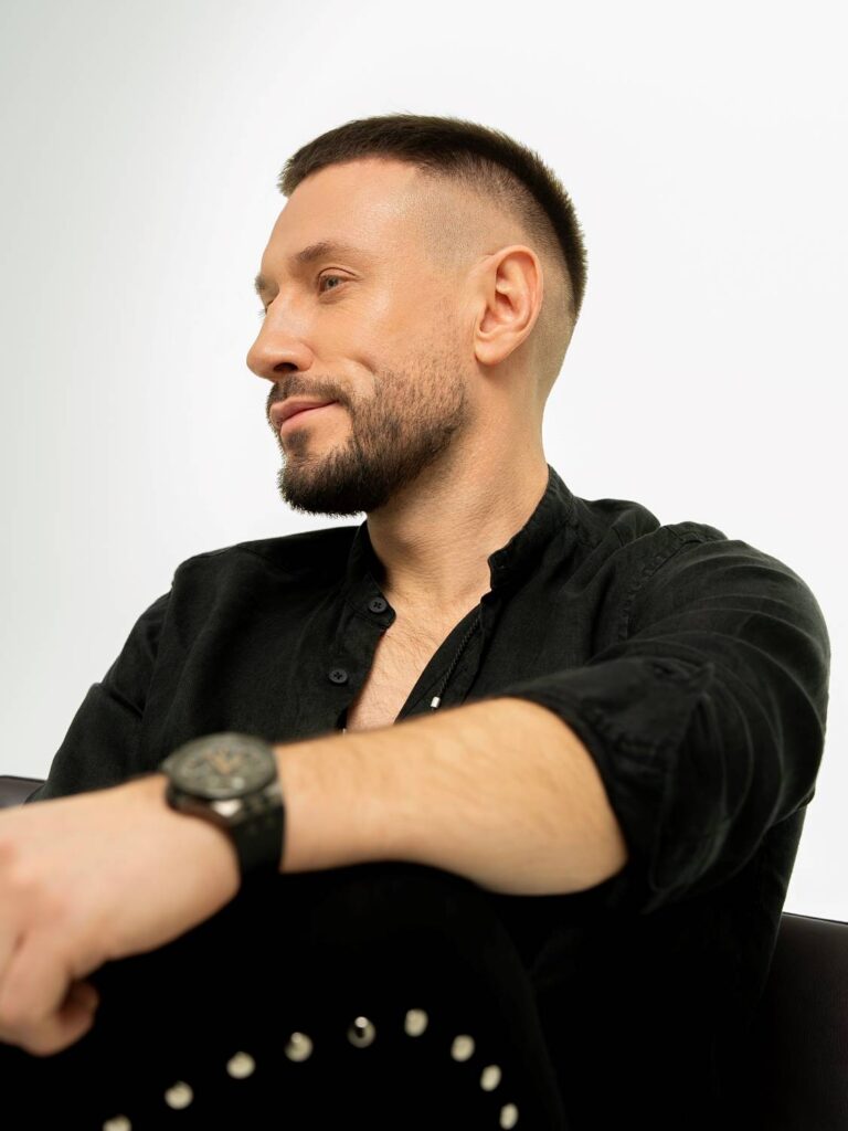 Андрій Кравченко презентує новий хіт «Золоті слова» — пісню, яку вже співають тисячі слухачів