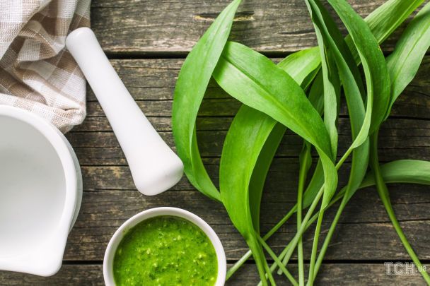 Салат з черемшею: три рецепти простих, але дуже смачних страв