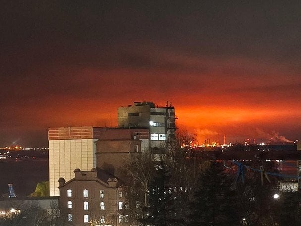 Палає стратегічний завод у Киришах: Генштаб підтвердив удар по одному з найбільших НПЗ Росії Палає стратегічний завод у Киришах: Генштаб підтвердив удар по одному з найбільших НПЗ Росії