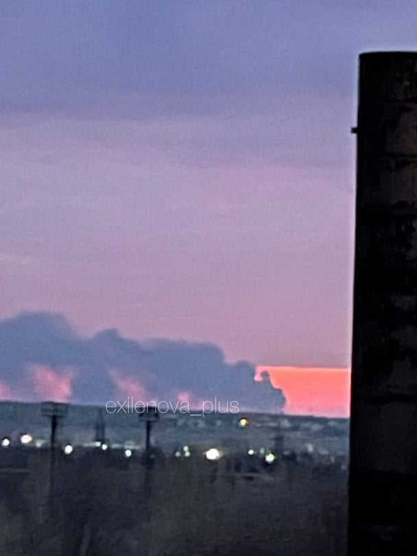 У тимчасово окупованому Луганську пролунали вибухи: над містом піднявся дим