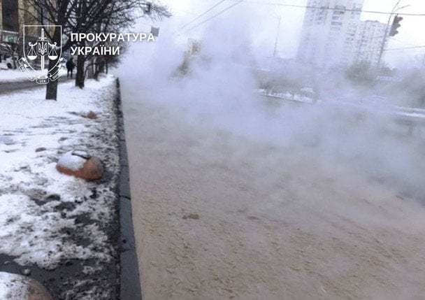 Померла 16-річна дівчина, яка впала у яму з окропом у Києві: деталі