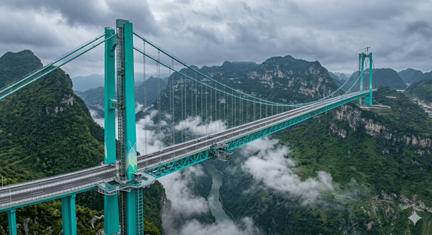 Подорож у хмарах: у Китаї відкрили найвищий міст у світі Подорож у хмарах: у Китаї відкрили найвищий міст у світі