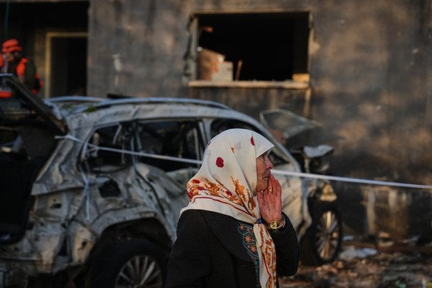 Іран атакував Ізраїль балістикою: ракета влучила у житловий комплекс, десятки поранених (фото)