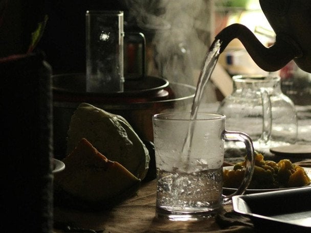 Гаряча вода для схуднення: що кажуть лікарі і чи працює це насправді