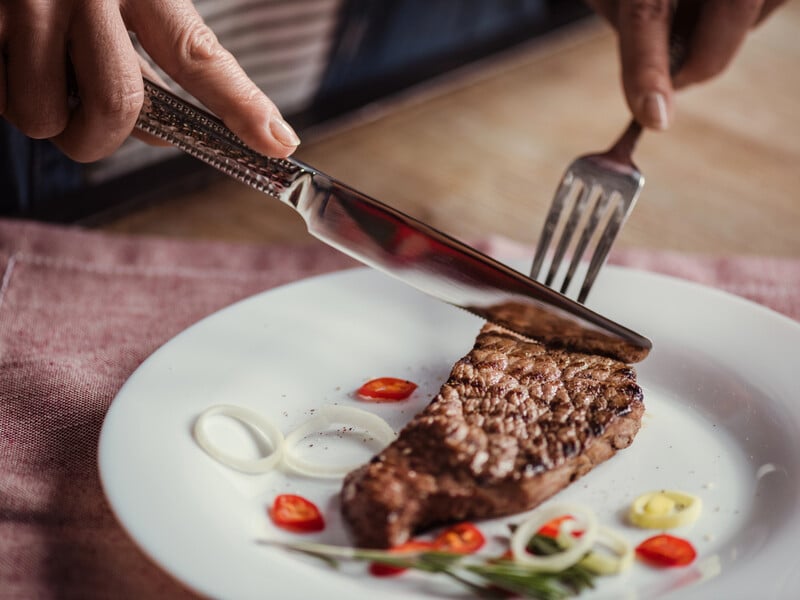 Тільки ці два інгредієнти гарантують найсмачніший стейк. Як правильно смажити м'ясо