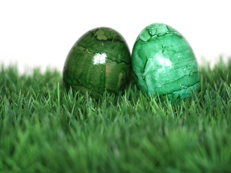 Зелене забарвлення, яке схоже на коштовне каміння. Такі крашанки отримати простіше простого