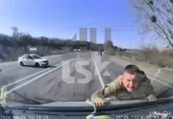 На Волині водій прокатав військового ТЦК на капоті, тікаючи від мобілізації: чим все завершилося (відео)