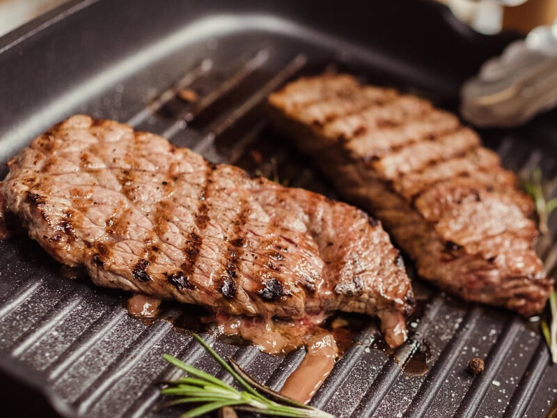 Чому м'ясо прилипає до сковороди і як цього уникнути. Неймовірно простий лайфхак
