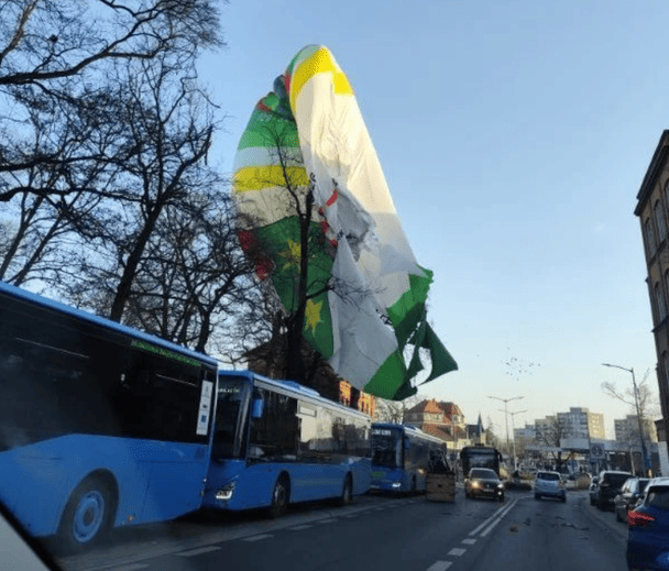 Повітряна куля врізалася у будинок у Польщі: трагедія забрала життя людини