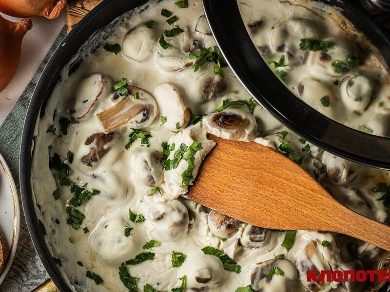 "Ніжна текстура грибів і кремова насиченість соусу". Рецепт печериць у сметані