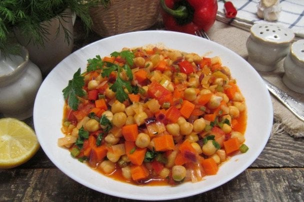 Поживне рагу з гарбуза та нуту: ідеальна пісна страва, що стає смачнішою з кожним днем