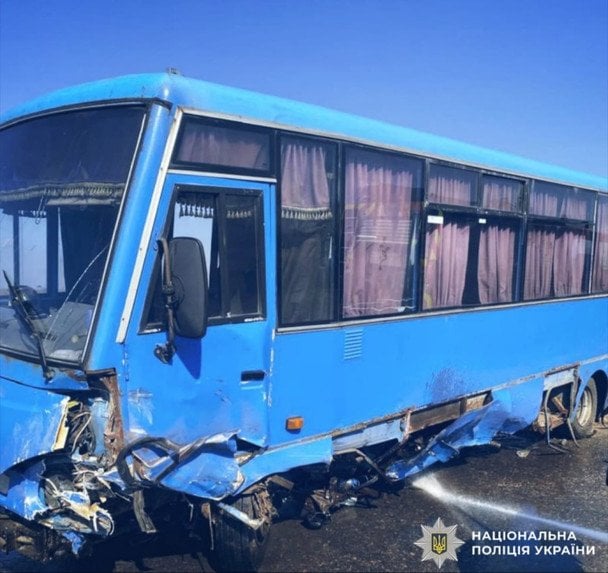 На Київщині легковик влетів у маршрутку з людьми: є загиблий та постраждалі