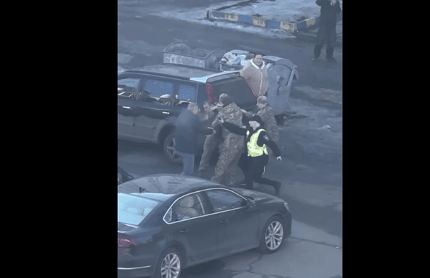 У Києві перевірка документів закінчилась застосуванням сльозогінного газу: що сталося (відео)