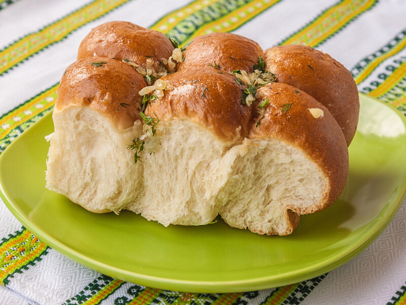 "М'які, повітряні, ідеальні". Рецепт пампушок до борщу. Готуються 30 хвилин