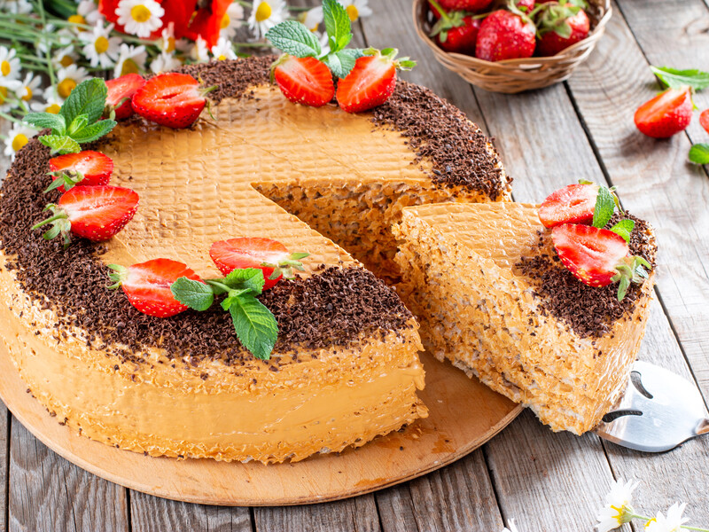 Найсмачніший вафельний торт готують усього із чотирьох інгредієнтів. Надзвичайно простий рецепт