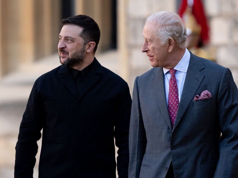 Хто підслуховує Зеленського? Букінгемський палац показав пікантне фото президента України