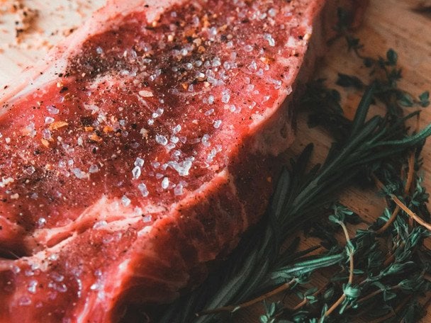 Не робіть так: помилка з сіллю, яка робить м’ясо жорстким — ось що треба знати