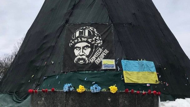 У Харкові охоронець саду Шевченка заявив, що не розуміє української: активісти придумали символічне "покарання"