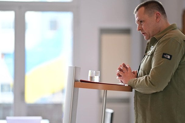 Обстріл Дніпра: уламок залетів до будинку мера Філатова (фото)