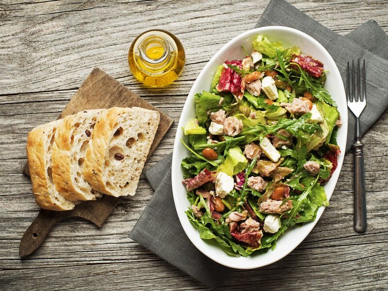 Якщо у вас є банка тунця – приготуйте цей легкий і поживний салат. Простий рецепт