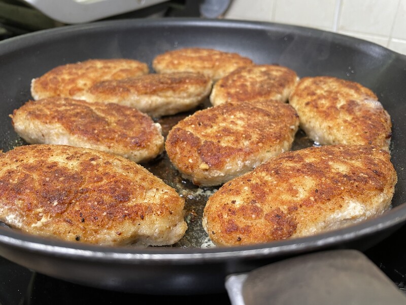 Додайте цю консерву до рубленої курятини – і здивуєтеся, наскільки ніжні котлети виходять. Рецепт