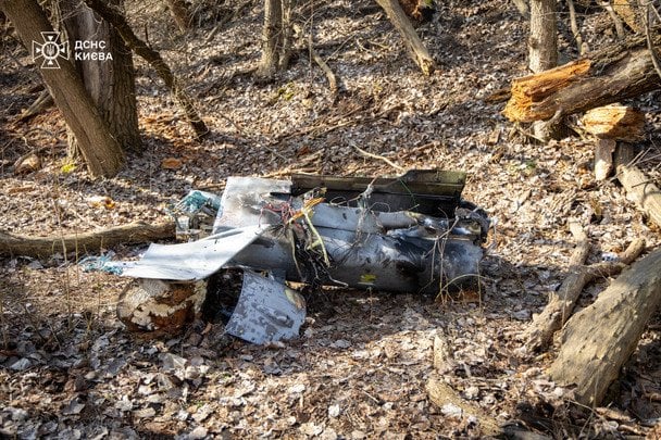 У Києві з річки дістали уламки російської ракети (фото)