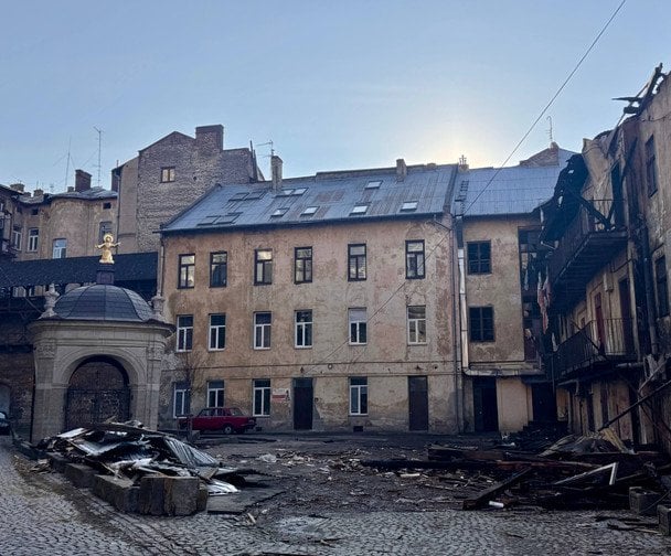 Атака на житлові будинки у Львові: деякі поранені у важкому стані - деталі від влади