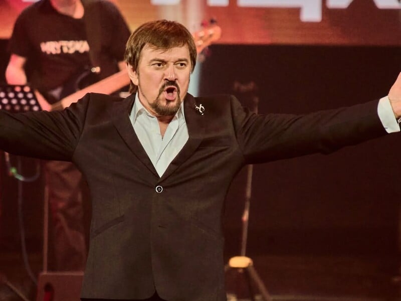 "Без страховки, але з божою поміччю". Відомий український співак виконав трюк і став мемом