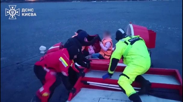 У Києві мати з дитиною опинилися на крижині далеко від берега: чим усе завершилося (відео)