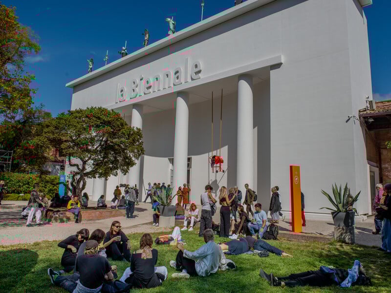 Литва відреагувала на рішення Венеціанської бієнале "постелити червоний килим перед убивцями" з РФ