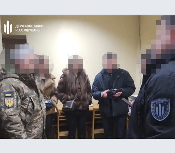 Списували ухилянтів та заробляли тисячі доларів: у Києві затримали посадовців ТЦК і експравоохоронця
