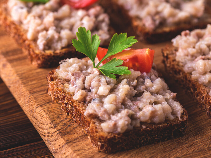 Додайте це до оселедця і пропустіть через м'ясорубку. Неймовірно смачна намазка на хліб