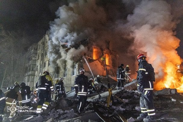 Ракета влучила у житлову багатоповерхівку: кількість загиблих далі зростає