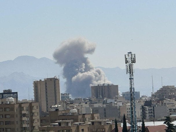 Ізраїль завдав ударів по "серцю" Тегерана: над містом піднімаються величезні стовпи диму