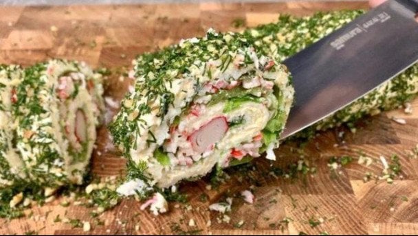 Рулет з крабовими паличками і плавленим сиром: як приготувати страву без лавашу