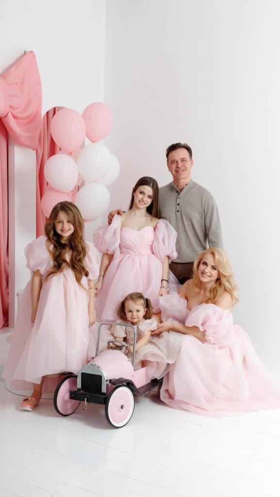 Лілія Ребрик з дворічною донькою в однакових сукнях зачарувала ніжністю й привітала її зі святом