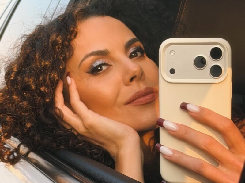 "Дуже гарна "ложа кохання". Як же пощастило Потапу". Каменських засвітилася у глибокому декольте. Шанувальники оцінили