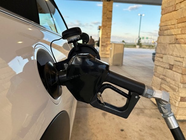 Як економити бензин в авто: відчинені вікна не допоможуть — експерт