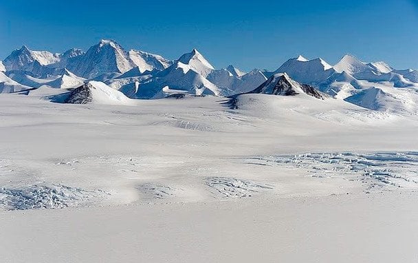 В Антарктиді знайшли загадкові піраміди: чиї сліди приховані під снігом та кригою