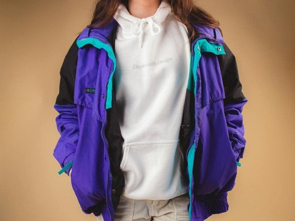 Дірка на куртці: експрес-метод із яйцем полагодить її за хвилину