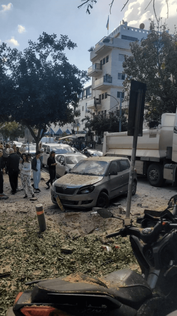 Уламки іранської ракети впали біля посольства України в Ізраїлі: які наслідки