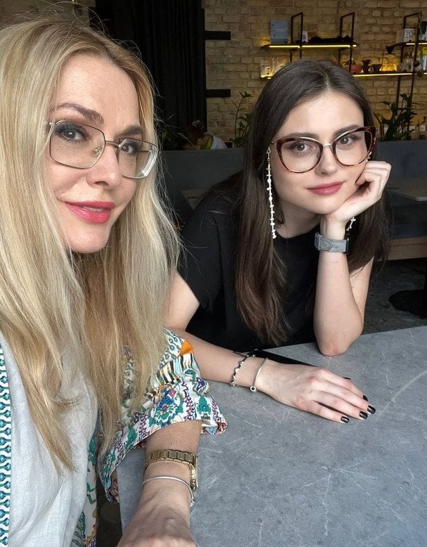 Ольга Сумська привітала доньку-красуню з 24-річчям і на архівних фото показала, як вона дорослішала