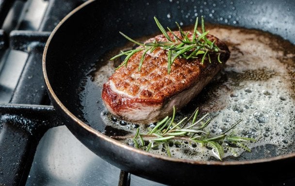 Що потрібно зробити, щоб м’ясо не прилипало до сковорідки: простий лайфгак