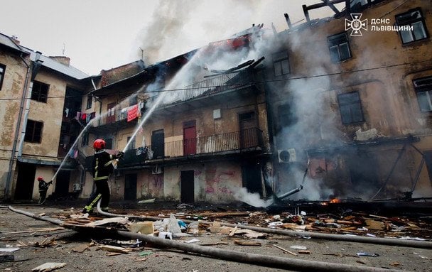 Кривава атака на Львів: по будинку у Сихові вгатили з двох сторін, кількість постраждалих зросла