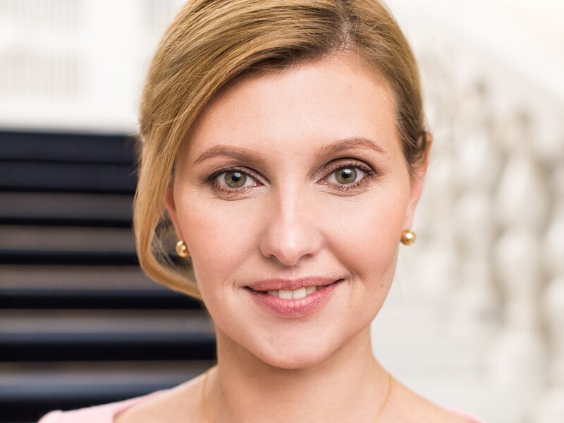 Від "голих нігтів" до темної ягоди. Найцікавіші варіанти манікюру Зеленської