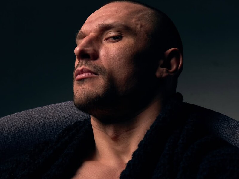 Камінг-аут? Зірка "Кайдашів" Цимбалюк пристрасно поцілував чоловіка в губи