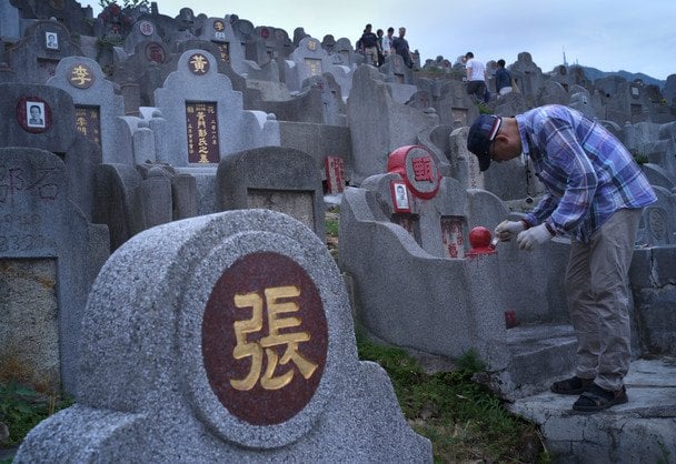 Використовували квартири замість кладовища: у Китаї заборонять зберігати прах у житлі