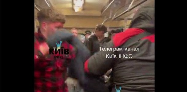 Побилися до крові: в вагоні метро Києва сталася бійка між чоловіками