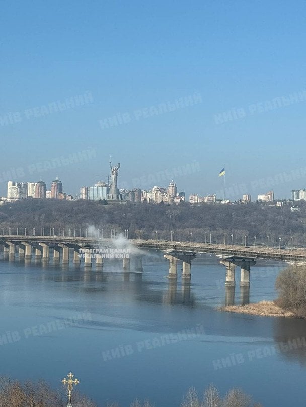 У Києві парує міст Патона: що сталося