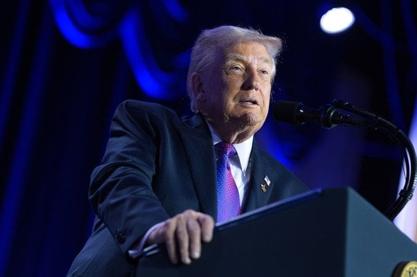 Дивні плями на руках Трампа з’явилися знову: у Білому домі дали нове пояснення